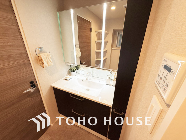 洗面 新規設置の洗面化粧台。収納豊富で使い勝手の良い3面鏡です