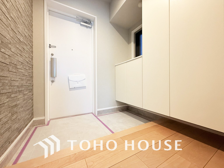 玄関 飾り過ぎないシンプルな内装の玄関