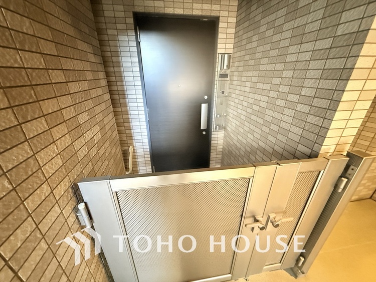 玄関 廊下からの視線を遮りプライバシー保護にも役立つ独立性の高いポーチ