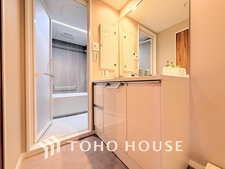 洗面 白を基調とした清潔感のある洗面室で朝の身支度を