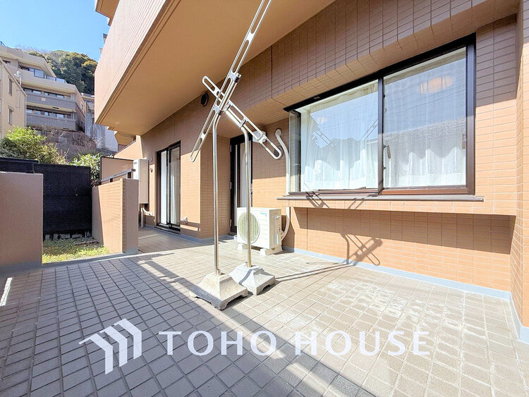 バルコニー 日当たりの良いバルコニーで晴れの日の洗濯物も楽しみになりますね