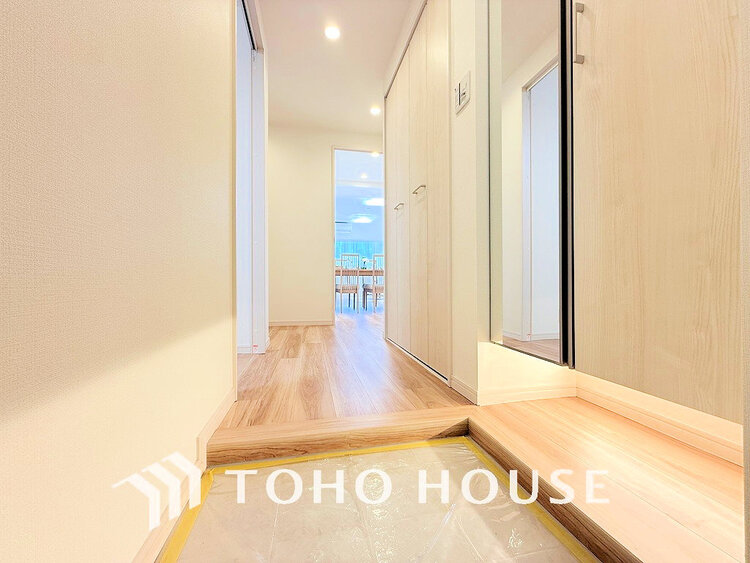 玄関 落ち着いた雰囲気の玄関、家族の帰りを暖かく迎えてくれます