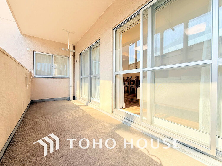 バルコニー 日当たりの良いバルコニーで晴れの日の洗濯物も楽しみになりますね