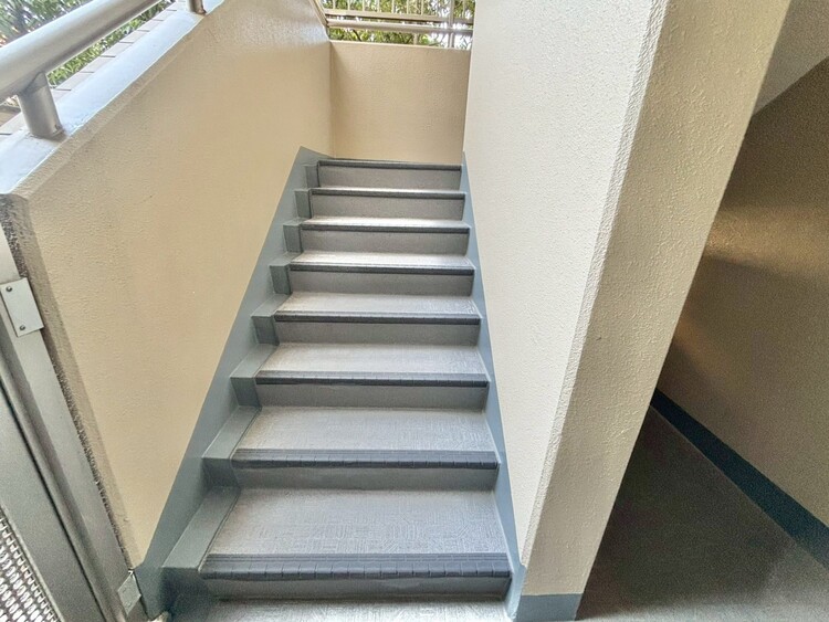 その他 共用部の階段です。明るく清潔に管理されています。