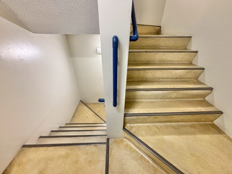 その他 共用部の階段です。明るく清潔に管理されています。