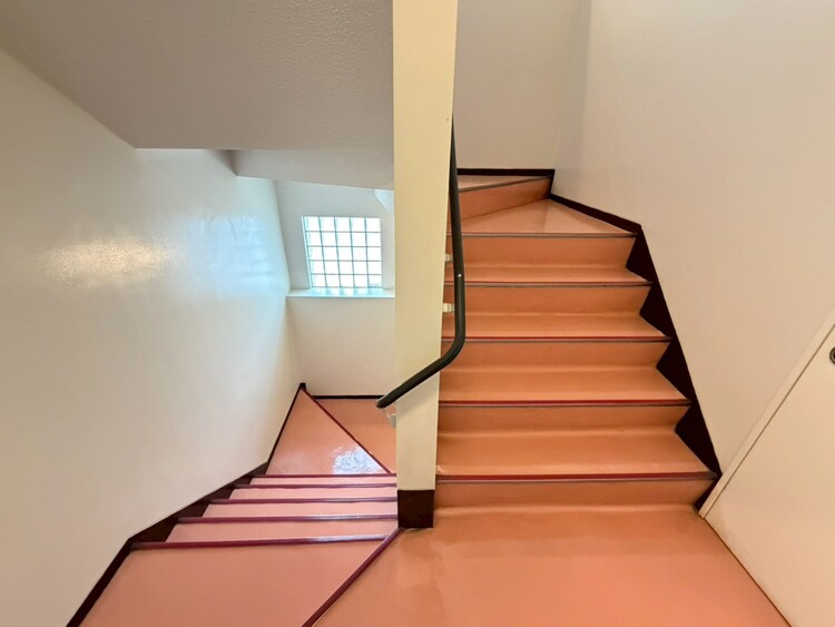 その他 共用部の階段です。明るく清潔に管理されています。