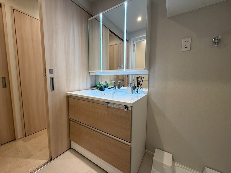 その他 清潔感を感じられる洗面化粧台。