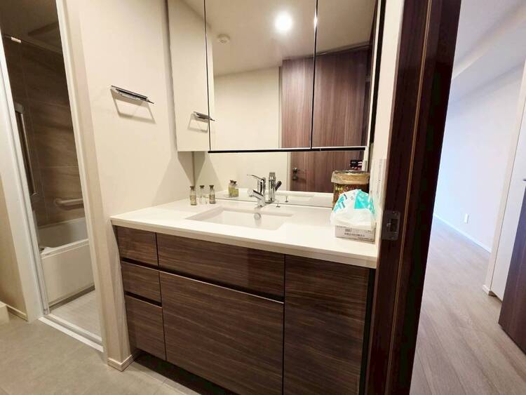 その他 清潔感を感じられる洗面化粧台。