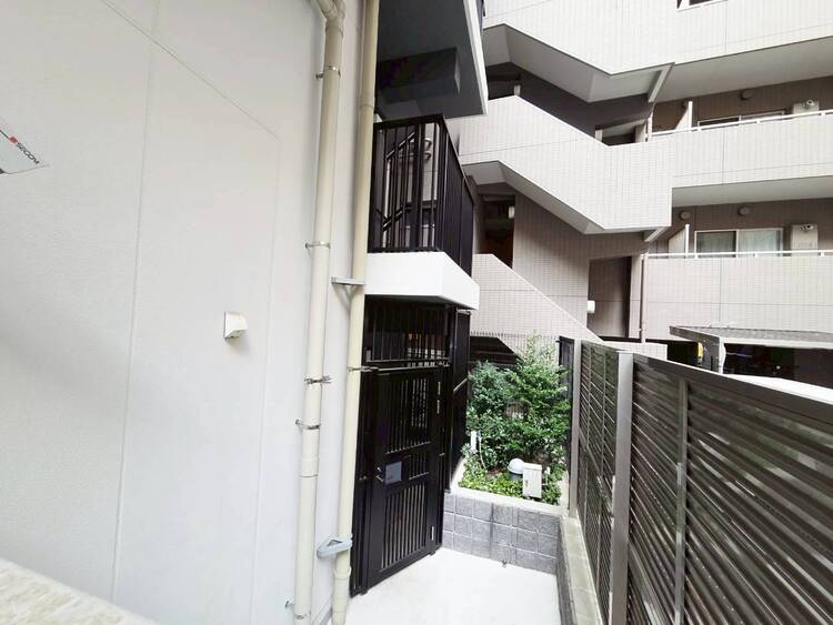 その他 共用部の階段です。明るく清潔に管理されています。