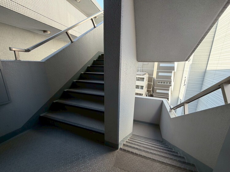 その他 共用部の階段です。明るく清潔に管理されています。