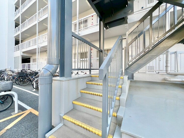 その他 共用部の階段です。明るく清潔に管理されています。