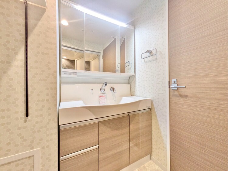 その他 清潔感を感じられる洗面化粧台。