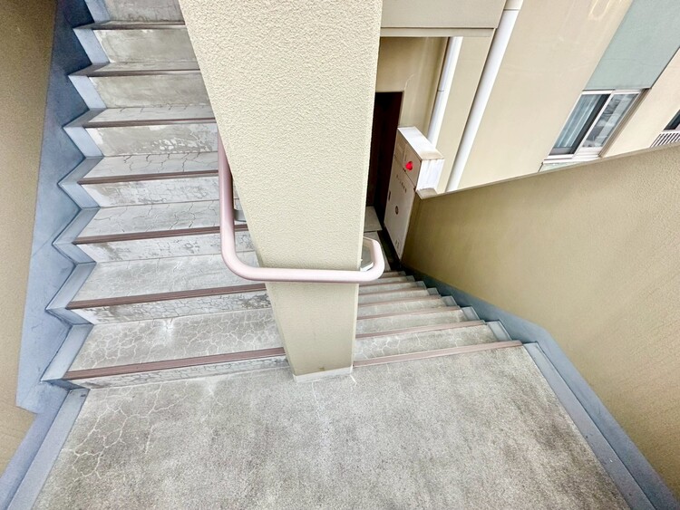 その他 共用部の階段です。明るく清潔に管理されています。