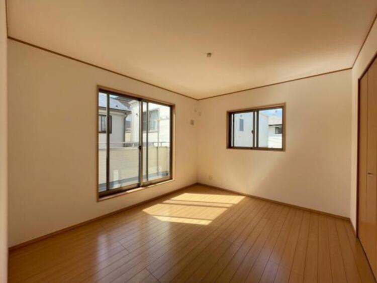 内装 ベッドを置いてもゆとりのある、約7帖の主寝室です。