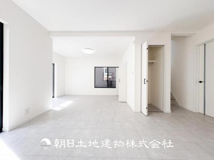 居間 【リビング】リビングにはみんなが集い、食事や楽しい会話が始まる。