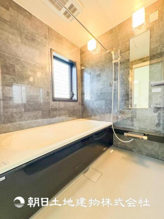 風呂 【浴室】1日の疲れを癒すバスタイム。心地よいリラックスを叶える独立した美しい空間です。