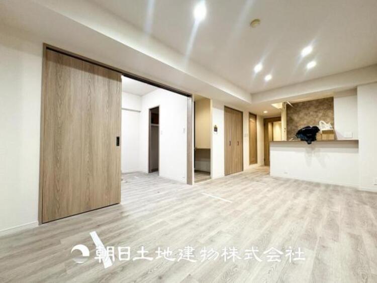 居間 【リビング】大切なご家族、招いた友人と過ごすひと時を溢れる光が優しく包み込む空間。