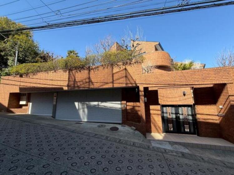 外観 開放感があり日当りも良好です！目の前に広がる開放感とゆとり。暮らしの夢を育む住まいがここにあります！穏やかな風と陽光を導き、プライバシーに配慮された設計プランで居住性を一段と心地よいものにしています！ 