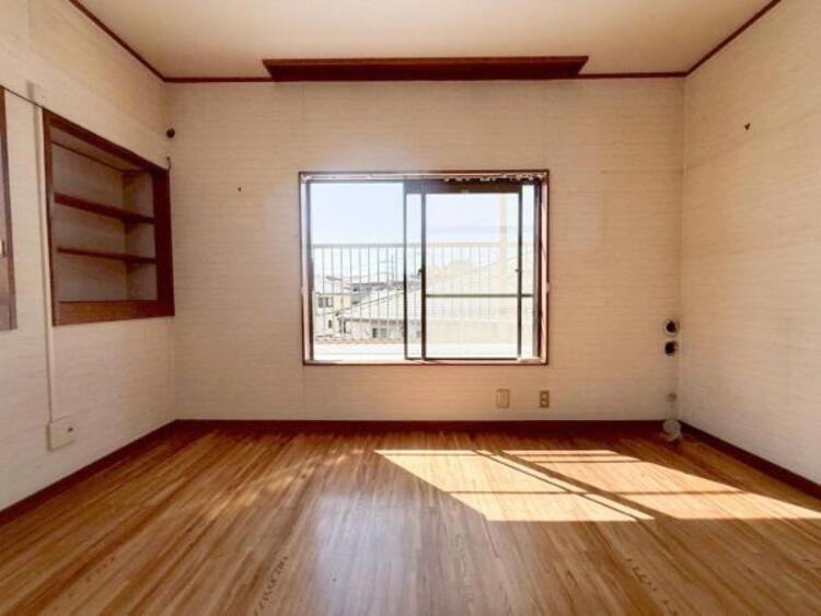 内装 居室はひとり時間を過ごせる安らげるお部屋として活用できます！収納スペースあり！荷物が多くても十分！！ベッドや勉強机、テレビなどを置きたい場合におすすめ！！過ごす時間が長くてもゆったり過ごせそうですね！ 