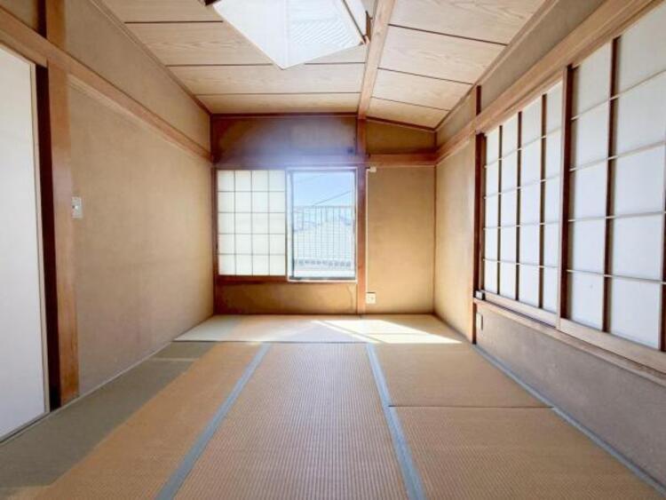 内装 採光を確保した明るい室内は風通しも良く穏やかな時が流れます！様々な生活スタイルにも対応可能な間取り。採光もアクセントの一つとして。この明るい好みの空間で読書をしたり、音楽を聞いたりと一人の時間も充実！ 