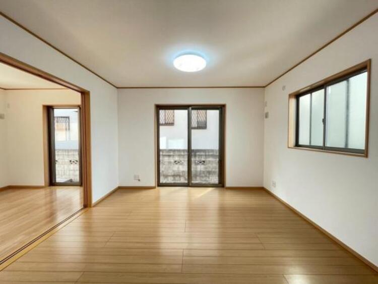 居間 家族団らんのときを優しく包み込む、明るいLDK