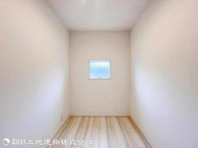 内装 2階廊下には納戸付き！シーズンオフの家具・家電の収納に便利です
