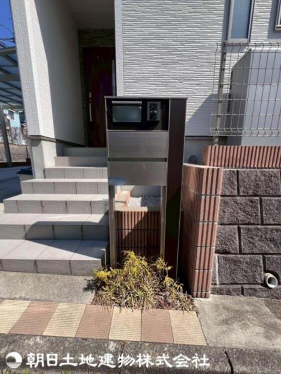 設備 郵便受けと一体となったスタイリッシュな見た目のインターフォン。カメラ付きなので防犯にも役立ちます。