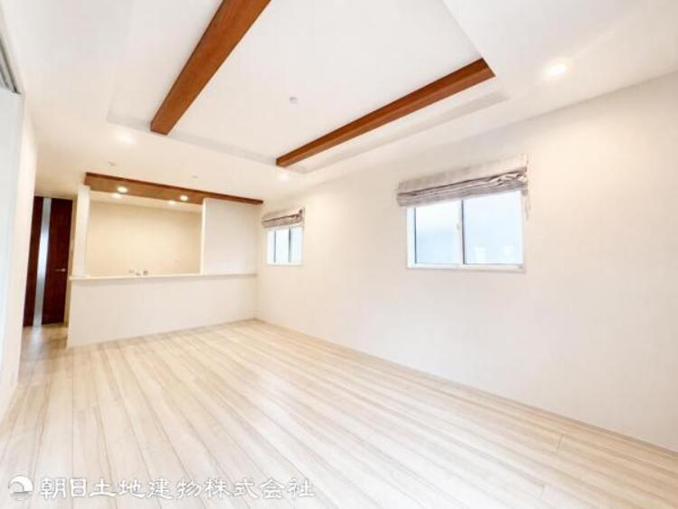 居間 リビングは折り上げ天井になっており、開放感のある空間になっております