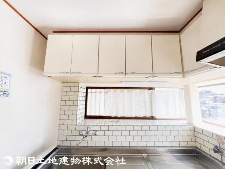 キッチン 吊戸棚付きで収納も充実しています
