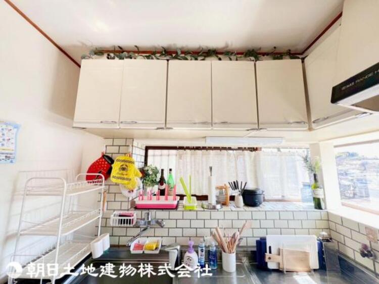 キッチン 吊戸棚付きで収納も充実しています