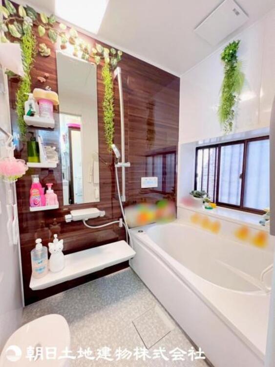 風呂 ダーク系のアクセントパネルを採用したオシャレで落ち着いた空間の浴室です