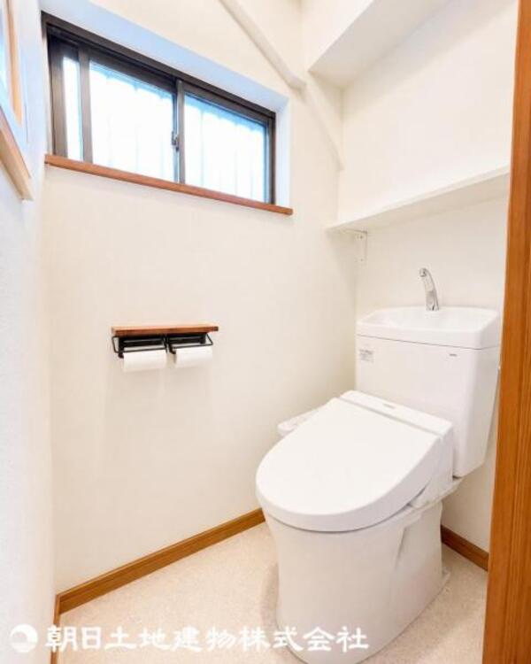 トイレ トイレにも窓があるので使用後に換気が出来て、清潔な空間を保てます