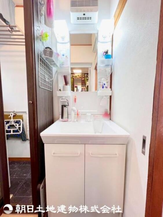 洗面 洗面台は鏡の両脇に小物置きが付いているので、身支度がしやすいです