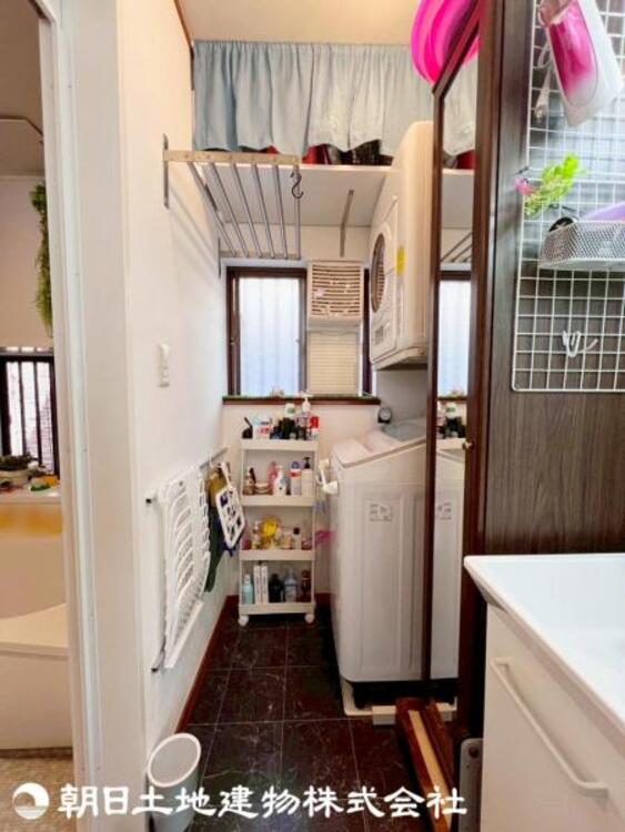 洗面 洗濯機置き場にも窓が設けられているので換気ができて、黴の発生防止に役立ちます