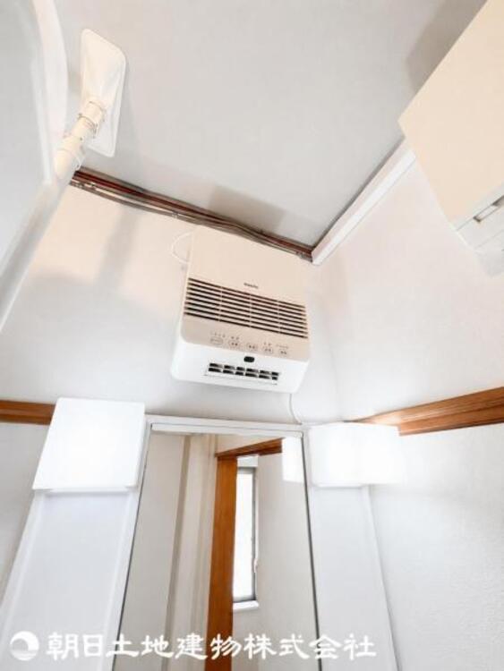設備 洗面所には壁掛け式セラミックヒーターがあり、冬でも快適に脱衣所をお使いいただけます