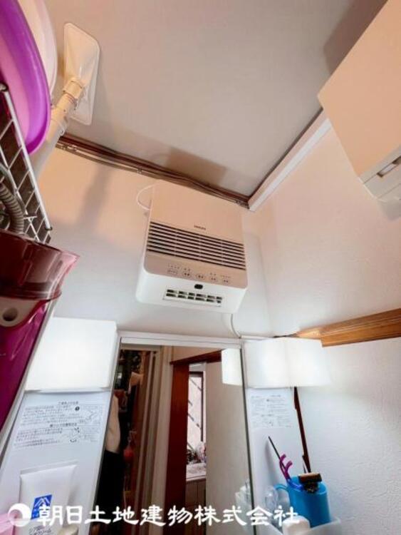 設備 洗面所には壁掛け式セラミックヒーターがあり、冬でも快適に脱衣所をお使いいただけます