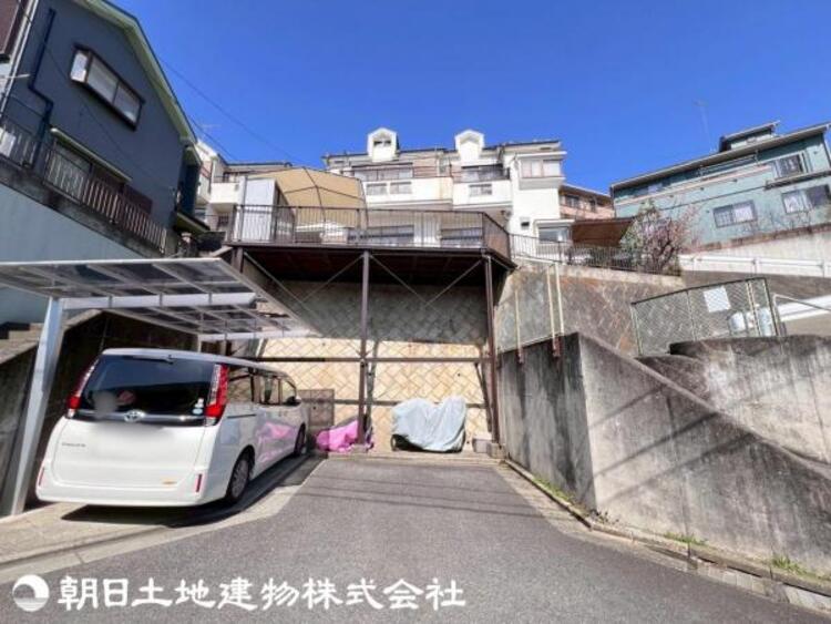 駐車場 駐車スペースにはお車1台駐車可能。屋根付きなので雨などの汚れから車を守ってくれます