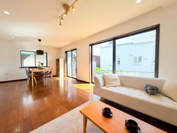 居間 家族の会話や笑顔が行き交うリビングで、子供を走り回らせたい。ダイニングテーブルでゆったり食事を堪能。光と風が溢れる開放的なリビングダイニングには、くつろぎの空間を生み自然と家族みんなが集まってきます