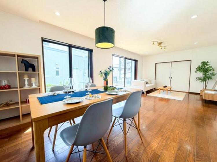 居間 お天気が晴れの日は照明をつけなくても充分明るいリビングです！どこか落ち着きのある広々とした内装です！皆で過ごす空間が、目に浮かんでくる様な優しいリビングダイニングです！くつろいだり楽しい時間を是非！