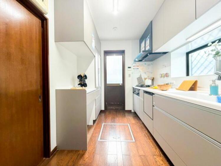 キッチン 【キッチン】広く取られたキッチンスペースはとても便利です。お料理をする人も開放感が心地いいです。