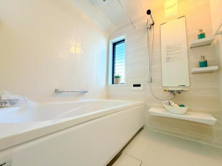 風呂 【浴室】ゆったりと寛げる広々バスで足を伸ばしてリラックス。　最新のユニットバスは設備も充実です。