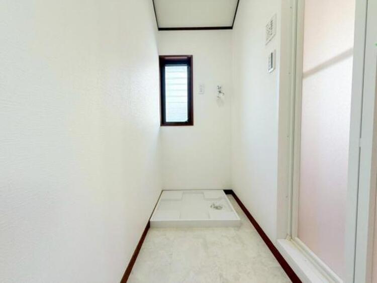 洗面 【洗面・脱衣所】ストレスフリーな広いランドリースペース。大きな洗濯機乾燥機もしっかりとおけます。