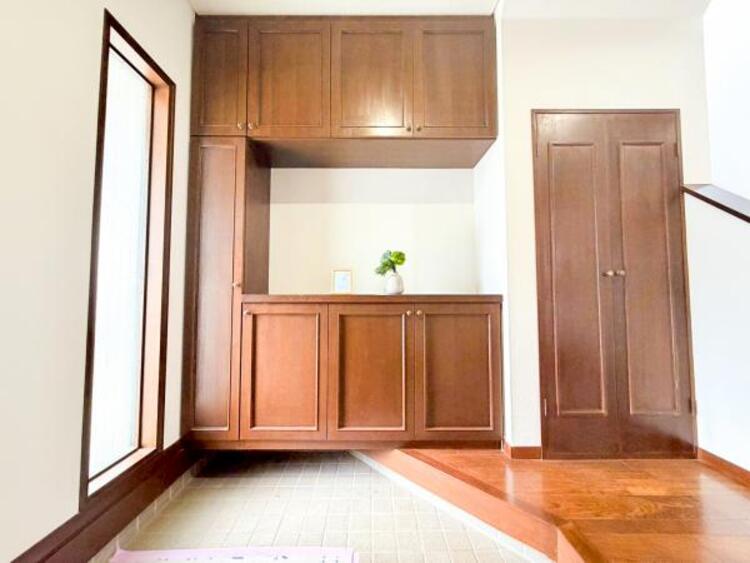 その他 【玄関】お出かけの際に小さなお子様のいるご家庭でもゆったりと靴を履かせて上げることができます。大きな荷物や抱っこしながらでもスムーズに出入り可能なストレスの少ない玄関です。