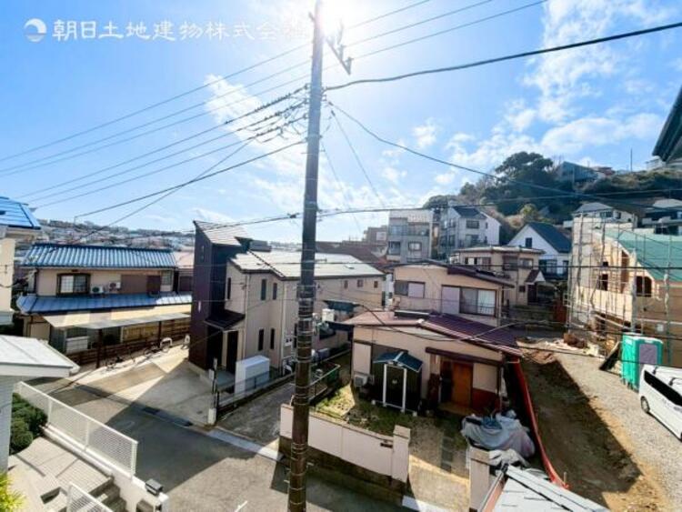 その他 【収納】適材適所に設けた収納は、奥行きもあり多くの物の収納が可能です。扉を閉めるとパッと隠すことができるので、いつでも室内が整理整頓でき気持ちのいい空間として使えます!