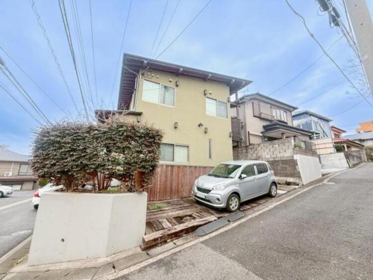 外観 開放感があり日当りも良好です！目の前に広がる開放感とゆとり。暮らしの夢を育む住まいがここにあります！穏やかな風と陽光を導き、プライバシーに配慮された設計プランで居住性を一段と心地よいものにしています！ 