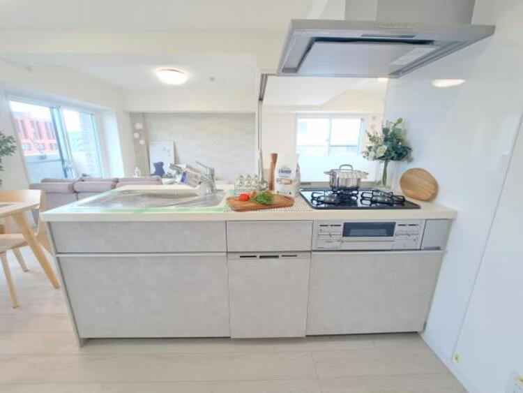 キッチン 広々としたキッチンスペース。食洗機と浄水器が付き、収納力もあるキッチンはお料理が捗ります。