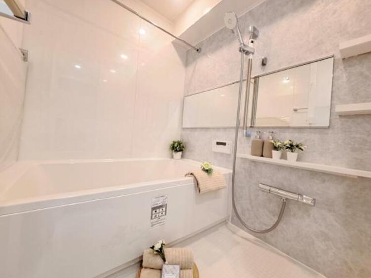 風呂 浴室乾燥機付きで雨の日の洗濯も可能です。凹凸が少ない汚れの付き辛くお掃除が楽な仕様となっております。