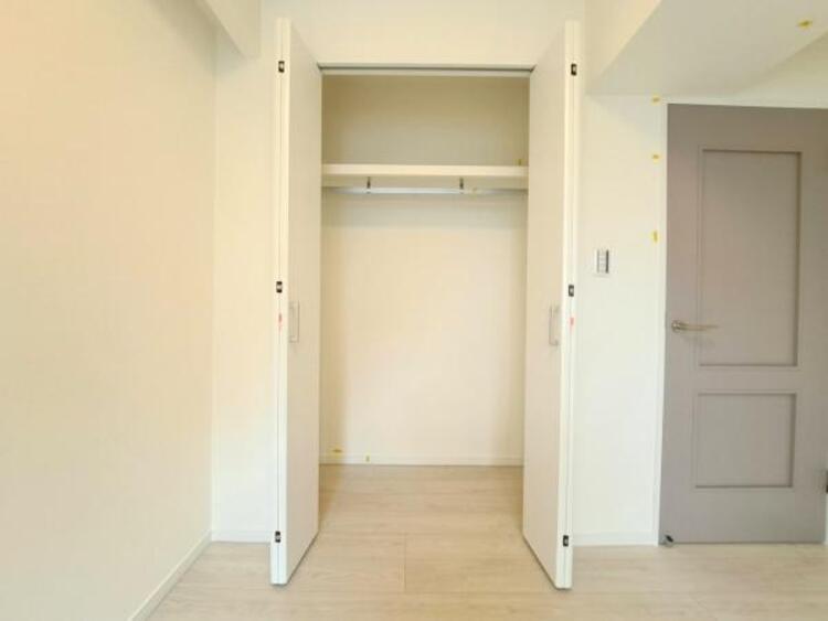 収納 クローゼットには棚やハンガーパイプが付いており、スーツや上着などがスッキリ収納可能です。