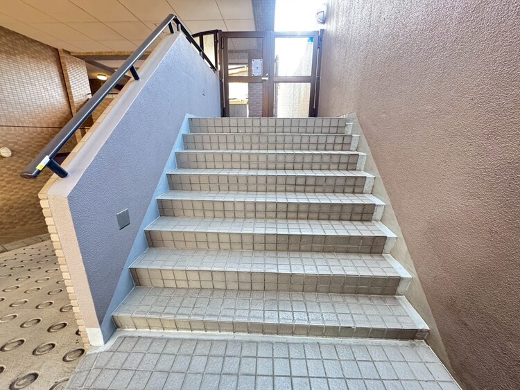 その他 共用部の階段です。明るく清潔に管理されています。