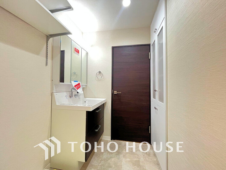 洗面 白を基調とした清潔感のある洗面室で朝の身支度を